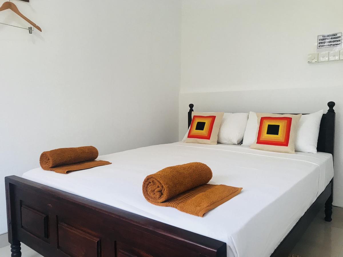 Lake City Resort Anuradhapura Buitenkant foto
